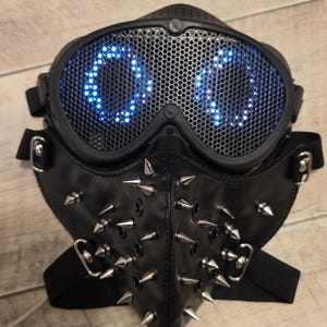 Può includere: Cartello in legno fatto a mano con la scritta "Welcome" in stile scritto a mano. Il cartello è dipinto di bianco con una finitura invecchiata e un piccolo cuore decorativo. Adatto per uso interno o esterno.