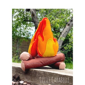Campfire felt toy, logs and fire, camping pretend play, playroom, boys room, girls room outdoor. Felt toys.