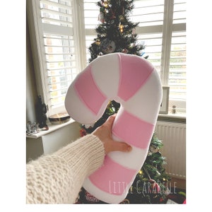 Oreiller coussin en canne de bonbon. Coussin de Noël rose. Parfait pour donner une impression de fête à n&#39;importe quelle pièce. Décoration de Noël, chambre de Noël, oreiller doux