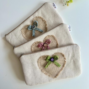 Estuche de algodón con cremallera y aplique de corazón/Precioso estuche para lápices/Regreso al cole/Regalo/Organizador de bolsos artesanal/Accesorios de oficina