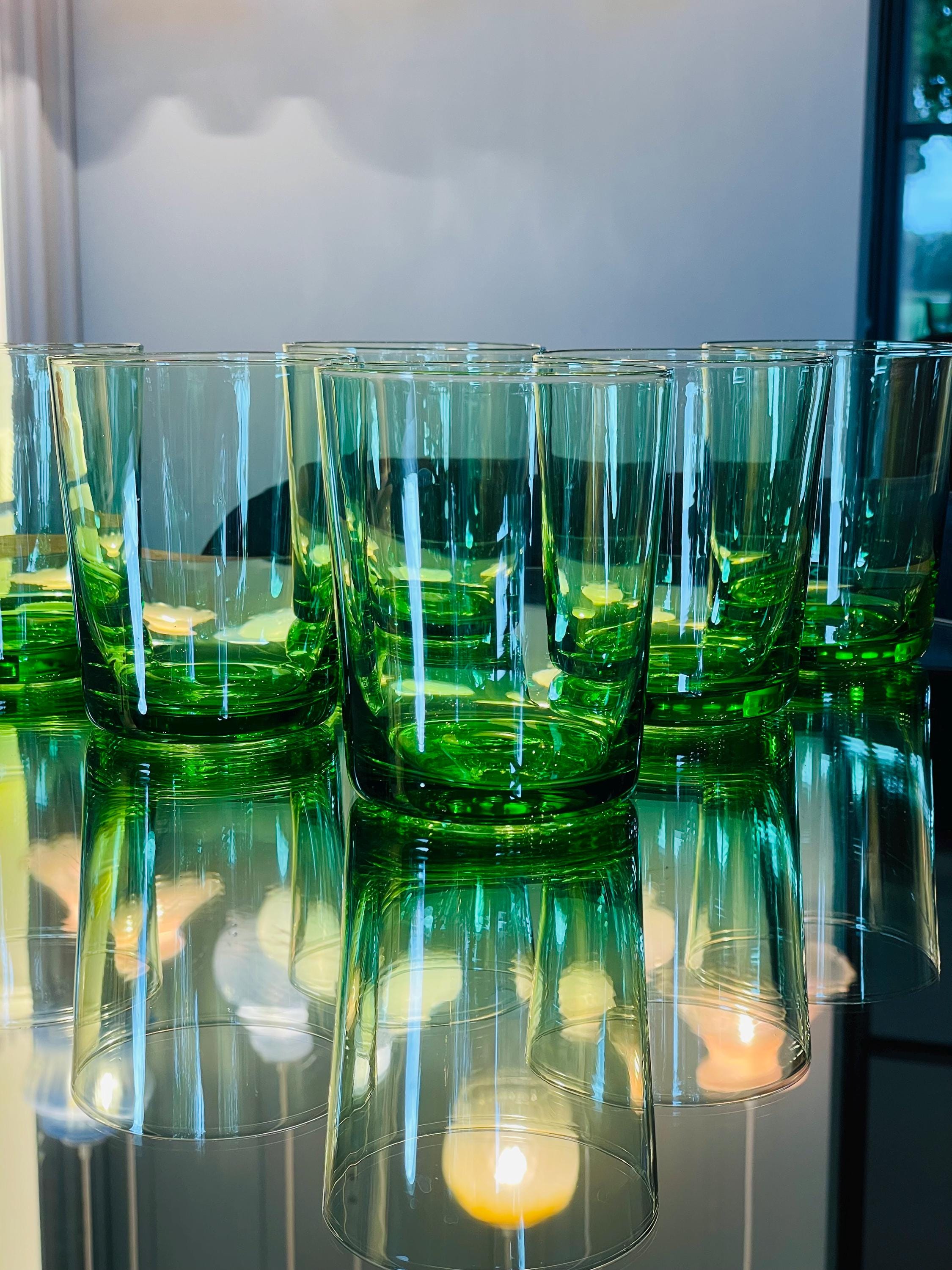 Grüne wassergläser