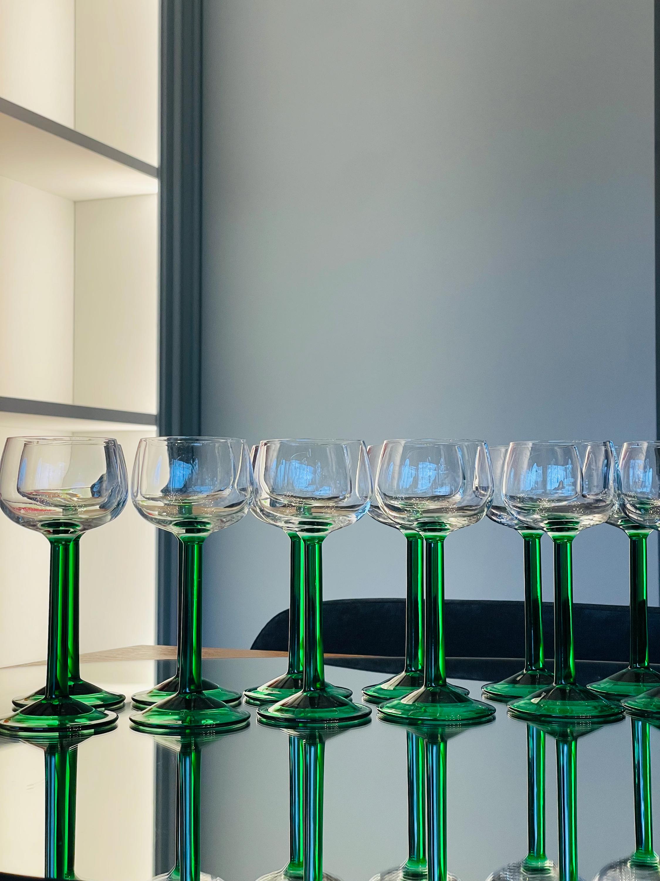 Due Bicchieri Di Vino Con Vino Rosso E L'uva Hanno Decorato Le Foglie Di Vite Immagine Stock