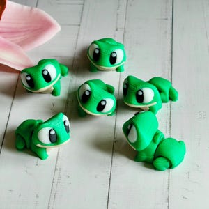Flexi Frog Toy Keychain, Articulated 3D Printed Fidget,  Cute Desk Pet Keyring,  Sensory Gift for Kids & Adults,  Flexible Mini Toy