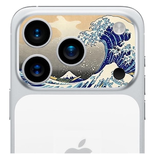 Op de afbeelding: Telefoonhoesje met een Japanse golfprint, met een berg en een boot. De hoes heeft drie cameralenzen en een flits. Het ontwerp is in blauwe, witte en beige tinten, geïnspireerd op een klassieke houtsnede.
