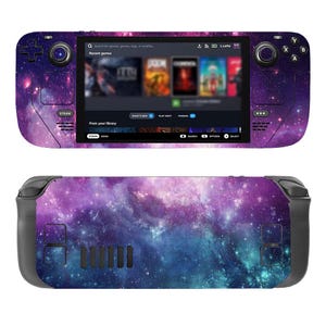 Könnte beinhalten: Eine violette und blaue Galaxy-Skin für ein Handheld-Gaming-Gerät. Die Haut zeigt ein Nebeldesign mit Sternen und einem Galaxiemuster. Das Gerät verfügt über einen Bildschirm, Tasten und einen Joystick.