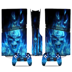 Puede incluir: Una consola de juegos y mandos con un diseño de calavera en llamas azules. La consola tiene una base negra con un diseño de calavera y llamas en los laterales. Los mandos también presentan el mismo diseño de calavera y llamas.