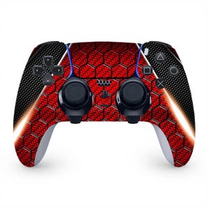 Op de afbeelding: Een rode en zwarte PlayStation 5-controller met een honingraatpatroon en een blauwe accent. De controller heeft een zwart-wit ontwerp aan de achterkant.