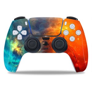 Peut inclure: Une manette de jeu Playstation 5 à thème galaxie bleue et orange. La manette a un design de nébuleuse avec un schéma de couleurs bleu et orange.