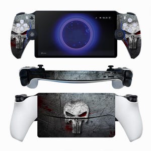 Op de afbeelding: Een witte gameconsole met een zwart scherm en twee controllers. De controllers hebben een grijs en zwart schedelontwerp met rode accenten. De console staat op een witte achtergrond.
