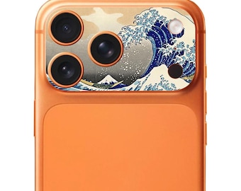Puede incluir: Un smartphone naranja con una pegatina para la lente de la cámara que presenta un estampado gráfico de una gran ola azul y un pico de montaña. La pegatina cubre el área que rodea las tres lentes circulares y el flash circular.