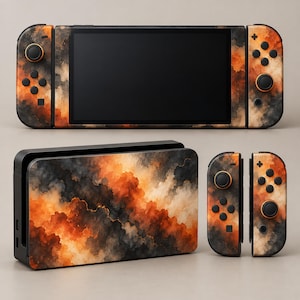 Op de afbeelding: Een draagbare videogameconsole met een zwart scherm en afneembare controllers, samen met een bijpassend dockingstation. Het apparaat en het station zijn voorzien van een decoratieve skin met een abstract, rokerig patroon in oranje, zwart en wit.