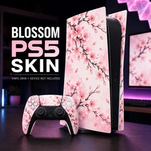 Könnte beinhalten: Eine Vinyl-Folie für eine PS5-Konsole und einen Controller mit hellrosa Hintergrund und einem dunkelbraunen Kirschblütenzweig-Muster. Der Text BLOSSOM PS5 SKIN und VINYL SKIN • DEVICE NOT INCLUDED ist links in Weiß und Rosa aufgedruckt.