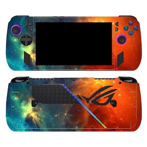 Può includere: Una skin per console da gioco nera e arancione con un design a nebulosa e una striscia arcobaleno. La skin presenta un logo stilizzato con il testo "ROG" in bianco.