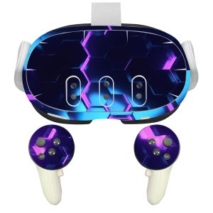 Könnte beinhalten: Ein blaues und violettes VR-Headset mit geometrischem Muster und zwei passenden Controllern.