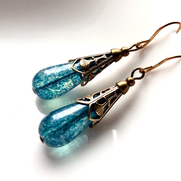 Boucles d’oreilles en verre bleu, pendaisons tchèques bleues, boucles d’oreilles victoriennes bleu clair, boucles d’oreilles déclaration, longues boucles d’oreilles bleues