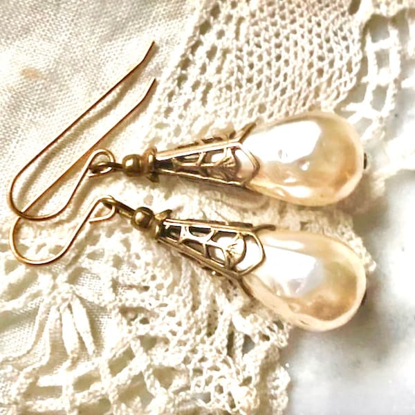 Boucles d'oreilles en perles, gouttes de perles de verre, gouttes de perles victoriennes, boucles d'oreilles Downton Abbey, gouttes crème