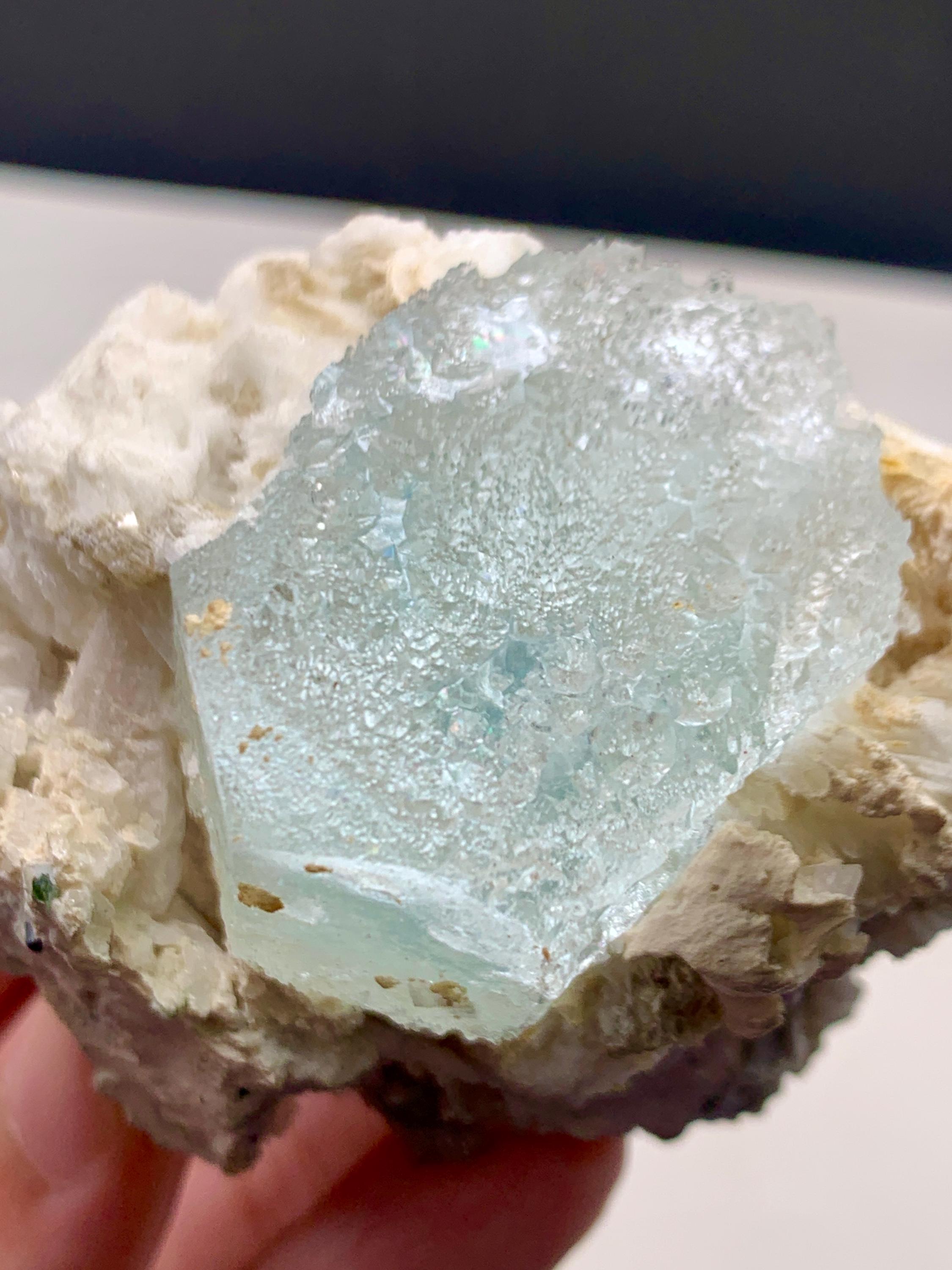 パキスタン、スカルドゥのシガー鉱山産の母岩上の天然エッチングアクア