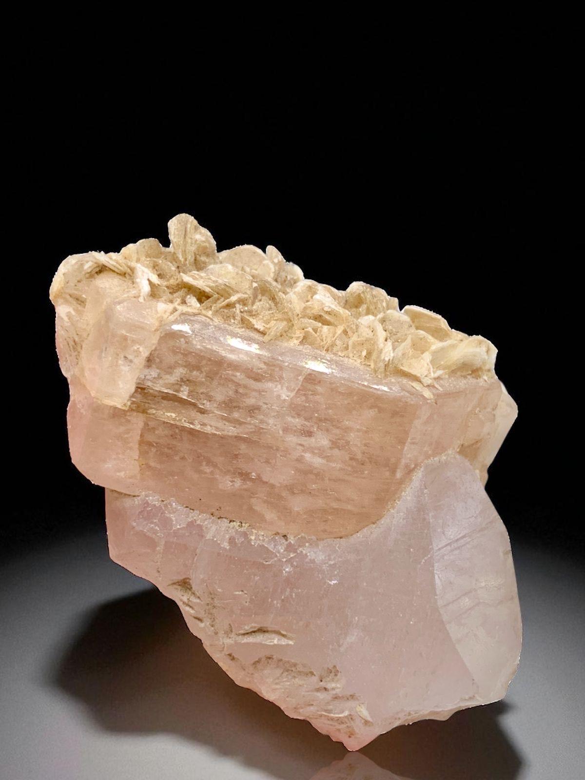 天然蛍光ピンクアパタイト、クォーツ、白雲母入り - パキスタン産の