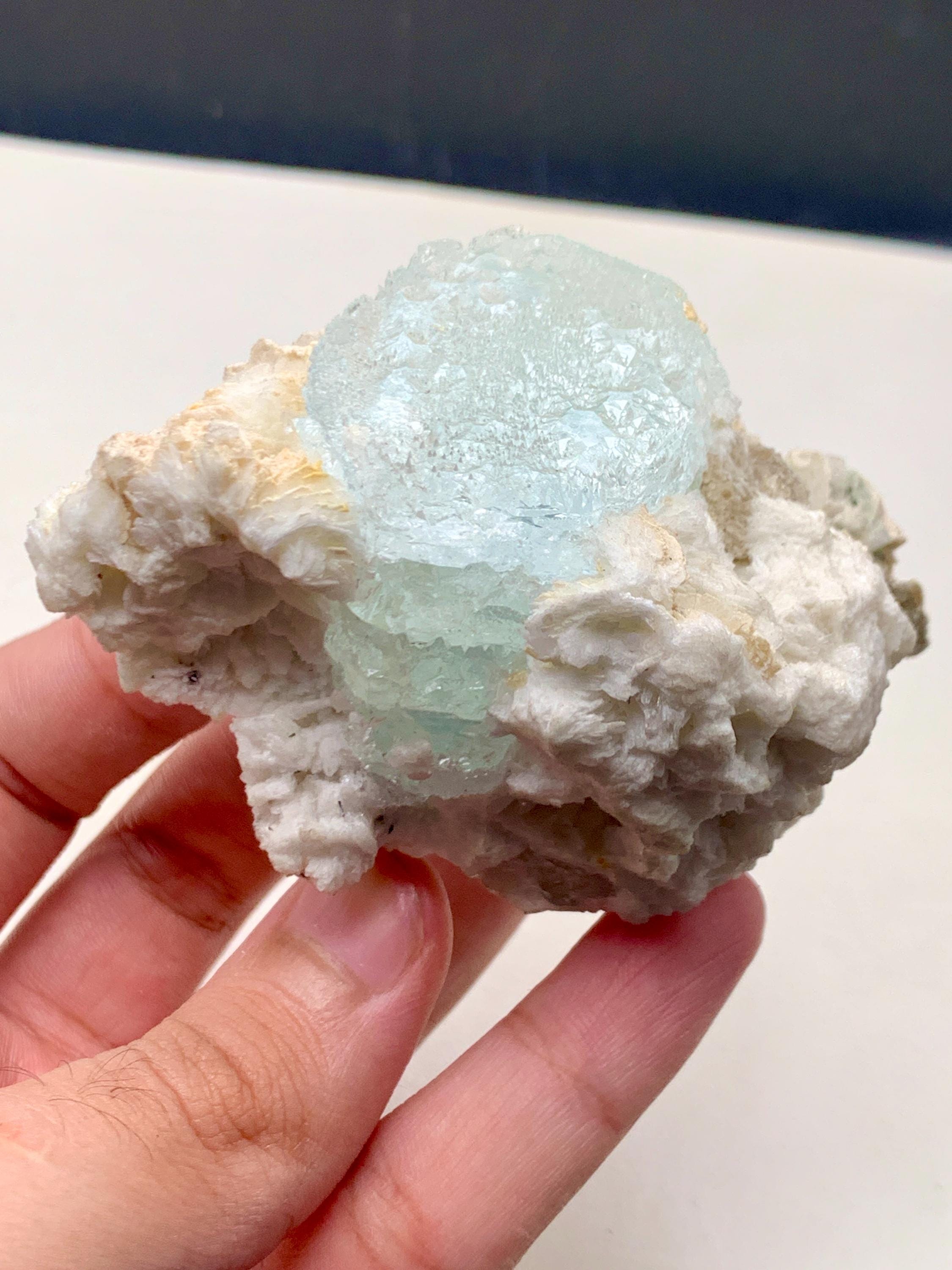 パキスタン、スカルドゥのシガー鉱山産の母岩上の天然エッチングアクア