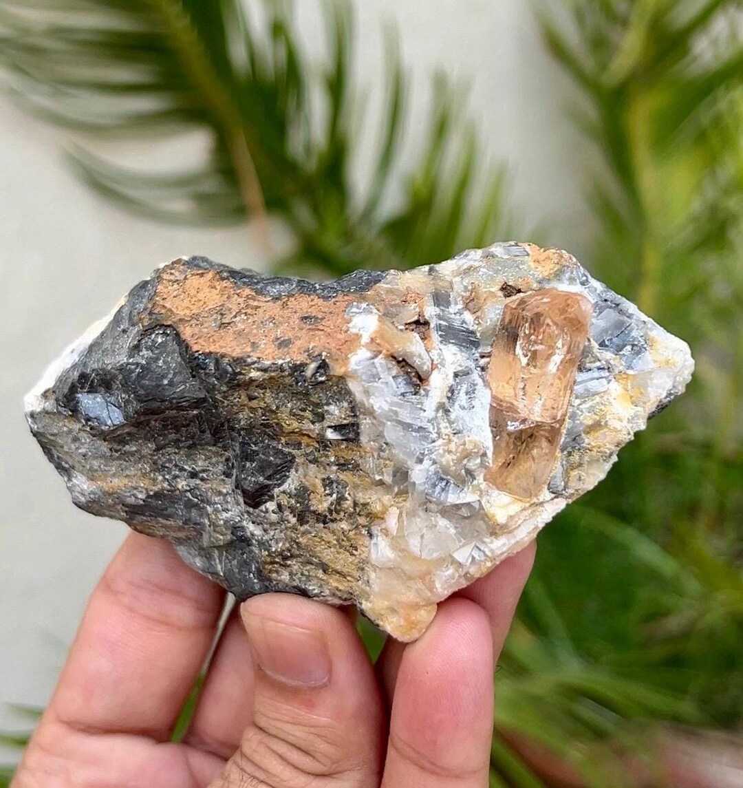 パキスタンのカトラン産、91x52x44 mmの天然希少インペリアルトパーズ