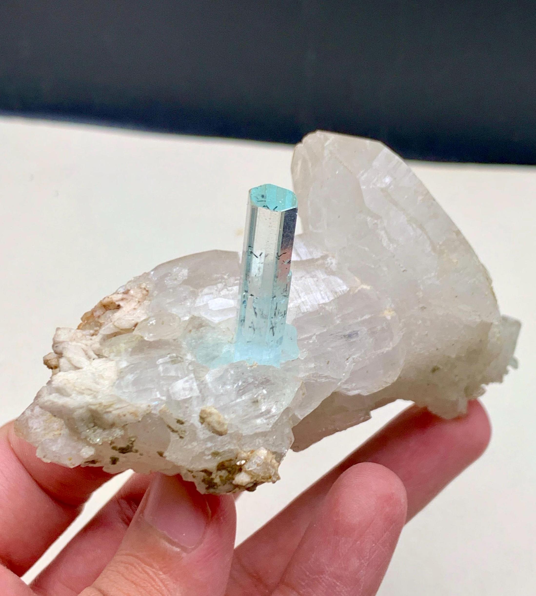 パキスタン、スカルドゥのシガー鉱山産の母岩上の水晶を含む天然アクア