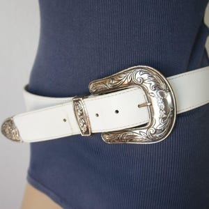 Vintage Big Buckle White Belt Leather Guess Silvertone  display picture 3