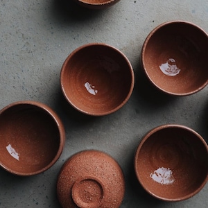 Red Clay Chawan Bowl, Handmade 500ml Ceramic Tea Bowl, Rustic Pottery Matcha Cup, Japanese-Style Wabi Sabi Bowl, Natural Clay Gift