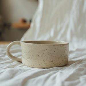 Handgemaakte keramische kop, theekopje aardewerk aardewerk, aangepaste kleimok, op wiel gegooid koffiekopje, ambachtelijke aardewerk cappuccino-mok