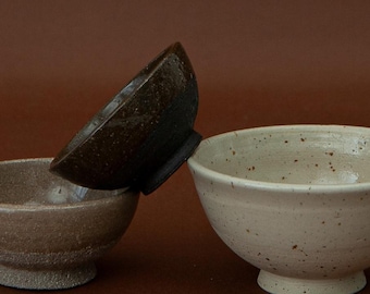 Handgefertigte Japanische Yunomi Teetasse, Keramiktasse im Wabi Sabi-Stil, rustikale Steinzeug-Tasse für die täglichen Teerituale, Zen-inspiriertes Geschenk