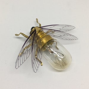 Broche Steampunk - Pino de lâmpada de abelha de latão - Joias originais exclusivas feitas à mão Steam Punk Clockwork