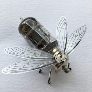 Broche Steampunk - Broche de tubo de vácuo de inseto - Joia mecânica exclusiva Steampunk Steampunk OOAK