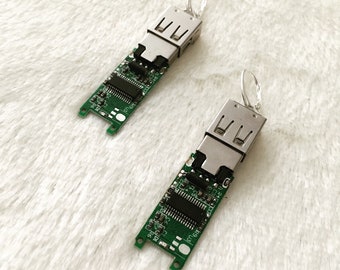 Orecchini USB Cyberpunk - Orecchini fatti a mano originali funzionanti con chip EMMC - Gioielli di Matrix Geek di scienza informatica del cyberspazio di circuiti insoliti