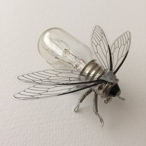 Broche Steampunk - Pin de bombilla de abeja plateada - Joyería de joyería original hecha a mano Steam Punk Clockwork