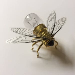 Sauvez les abeilles broche Steampunk petite ampoule en laiton abeille Unique insolite Original recyclé fait à la main Steam Punk Clockwork bijoux image 2