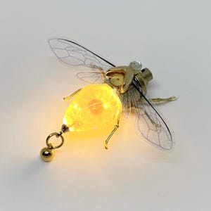 Broche de margarita y abeja Steampunk hecho a mano: broche de insecto con forma de flor y mecanismo de relojería iluminado