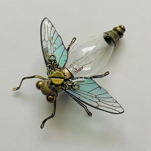 Broche de abeja Steampunk hecho a mano - Broche de filigrana de latón con mecanismo de relojería para amantes de los insectos