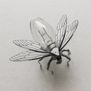 Broche Steampunk - Broche de bombilla de abeja pequeña inusual - Joyería de relojería original de vapor punk hecha a mano única