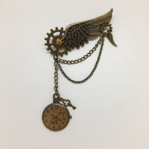 O tempo não voa?! Asa Steampunk estilo militar e broche de engrenagem