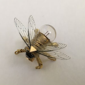 Broche Steampunk - Broche de lâmpada de mosca minúscula - OOAK exclusivo Steampunk Steam Punk Clockwork joias presente