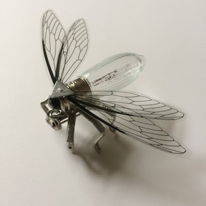 Broche Steampunk - Broche de lâmpada de mosca pequena de inseto - Joias de relógio Steampunk Steam Punk recicladas exclusivas