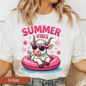 Lustiges Sommer Vibes Kuh T-Shirt - Süßes Cartoon-Tier-Shirt mit Sonnenbrille & Floatie - Unisex-Grafik-T-Shirt für Sommer, Landwirte, Tierliebhaber