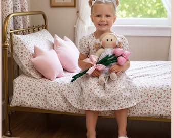WEIßE Kleidchen -Stoffblumen-Babypuppe mit Zwei Brötchen | Handgemachtes Baumwolle Andenken | Personalisiertes Geschenk für Kinder | Erstes Geburtstagsgeschenk