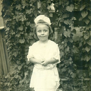 Maldetta Lahmann Half Smile Wide Eyes Hand Ringing Girl 1910s Antique RPPC Real Photo Carte postale