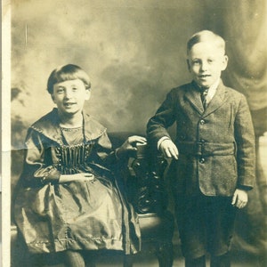 Peoria IL Menina Menino Irmão Irmã Estúdio Retrato RPPC Foto Real Cartão Postal Fotografia Preto Branco Foto
