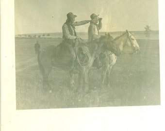 1915 Power Lake Dakota du Nord Cowboys Men Scouting on Horses ND RPPC Carte postale avec photo réelle envoyée par la poste