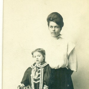 Edwardian Madre Hijo Fancy Royal Outfit Big Hair Antique RPPC Real Photo Postcard Fotografía Negro Blanco Foto
