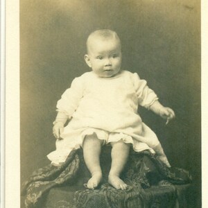 Fred Loury Jr 6 Mo Bébé Garçon Avec Maman Cachée Sous Couverture 1910s RPPC Real Photo Carte Postale Photographie