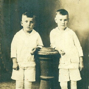Irmão não totalmente pronto para foto Meninos Retrato de estúdio RPPC Foto real Cartão postal Foto preta e branca