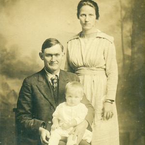 1919 Oblong IL stolz Papa Mann Halten Baby Familie Portrait RPPC echte Foto Postkarte Foto schwarz weiß Foto