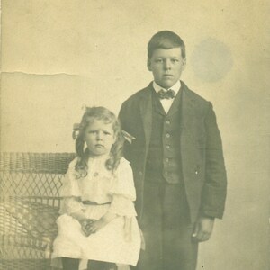 Correspondant Froncements de sourcils Willie Wilson et Little Sister Assis sur banc RPPC Carte postale Antique Photo